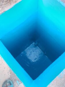 فريق شركة الزهراء أثناء تنظيف وتعقيم خزان مياه منزلي في نجران باستخدام مواد آمنة ومعتمدة لضمان مياه نقية وصحية