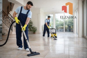 شركة تنظيف بحي الجامعة – نجران عمال شركة تنظيف يقومون بتنظيف بلاط فيلا بحي الجامعة نجران باستخدام ماكينة تنظيف أرضيات مع ظهور شعار ELZAHRA أعلى يمين الصورة