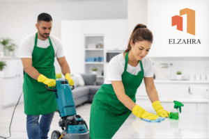 شركة تنظيف بدحضة – نجران عمال تنظيف محترفون يقومون بتنظيف المنزل باستخدام معدات حديثة مع وضع شعار الزهراء أعلى الصورة