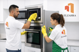 شركة تنظيف بدحضة – نجران عمال تنظيف مختلفون يرتدون زي العمل بشعار الزهراء يقومون بتنظيف الأجهزة الكهربائية بعناية باستخدام أدوات حديثة مع ظهور اللوجو على الصورة