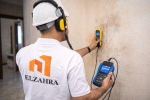 شركة كشف تسربات المياه بدحضة – نجران فني مختص يستخدم أجهزة حديثة لفحص وكشف تسربات المياه داخل الجدران والأرضيات مع ظهور شعار الزهراء على الصورة