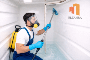 شركة عزل وتنظيف خزانات بحي العرايسة أثناء تنظيف الخزان من الداخل باستخدام معدات حديثة وبطريقة احترافية