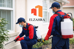 شركة مكافحة حشرات بحي الشرفة – نجران صورة توضح فريق عمل متخصص ينفذ أعمال مكافحة الحشرات خارج المنزل باستخدام معدات رش حديثة مع ظهور شعار الزهراء بشكل واضح