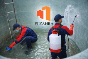 شركة تنظيف وعزل خزانات بحي الشرفة – نجران صورة توضح عمال متخصصين يقومون بتنظيف وتعقيم خزان مياه أرضي من الداخل باستخدام معدات حديثة مع ظهور شعار الزهراء بشكل واضح