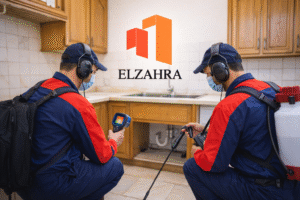 شركة كشف تسربات المياه بحي الشرفة – نجران صورة داخل مطبخ قديم توضح فنيين يستخدمون أجهزة حديثة لكشف تسربات المياه بدقة بدون تكسير مع تنفيذ العمل بشكل منظم