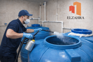 شركة عزل وتنظيف خزانات بحي الروضة – نجران أثناء تنظيف وتعقيم خزانات المياه باستخدام معدات حديثة ومواد آمنة