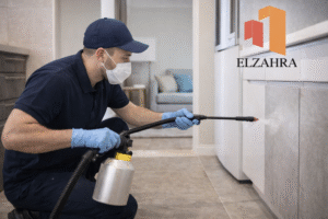 شركة مكافحة حشرات بحي الروضة – نجران أثناء تنفيذ أعمال رش ومكافحة الحشرات داخل المطبخ باستخدام معدات حديثة وآمنة