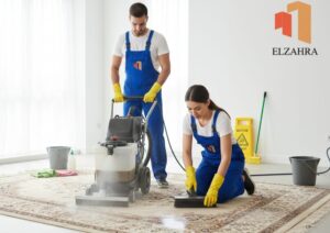 شركة تنظيف بحي النهضة تقدم خدمة تنظيف السجاد باحترافية، يظهر في الصورة عاملان يستخدمان معدات متخصصة لتنظيف سجادة كبيرة داخل منزل عصري، مما يعكس الجودة والاهتمام بأدق التفاصيل