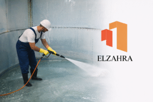 غسيل خزانات المياة بنجران – عامل متخصص ينظف خزان مياه من الداخل باستخدام معدات حديثة مع إبراز شعار شركة الزهراء
